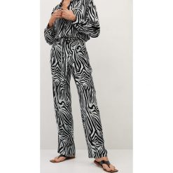 Mango - Spodnie Zebra. Czarne spodnie damskie Mango, w paski, z poliesteru, z podwyższonym stanem. W wyprzedaży za 129,99 zł.