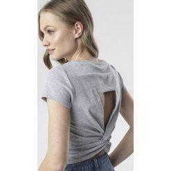 Szary T-shirt Nysalane. Szare bluzki damskie Born2be, s, bez wzorów, z dzianiny, z okrągłym kołnierzem. Za 39,99 zł.