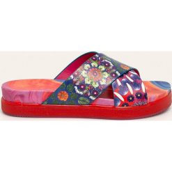 Desigual - Klapki. Czerwone klapki damskie Desigual, bez wzorów, ze skóry ekologicznej, bez obcasa, na obcasie. Za 299,90 zł.
