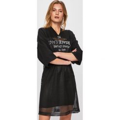 Versace Jeans - Sukienka. Czarne sukienki damskie Versace Jeans, na co dzień, z nadrukiem, z elastanu, casualowe, z włoskim kołnierzykiem, bez rękawów, proste. W wyprzedaży za 749,90 zł.