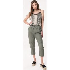 Ciemnozielone Spodnie Tacky. Zielone spodnie materiałowe damskie Born2be, m, bez wzorów, z tkaniny. Za 109,99 zł.