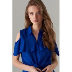 Bluzka open shoulder z falbaną - Niebieski. Niebieskie bluzki damskie Mohito, bez wzorów, bez kołnierzyka, bez rękawów. W wyprzedaży za 29,99 zł.
