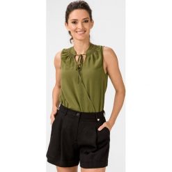 French Connection Top Zielony. Zielone bluzki damskie French Connection, m, bez wzorów, z poliesteru, bez kołnierzyka, bez rękawów. Za 285,95 zł.