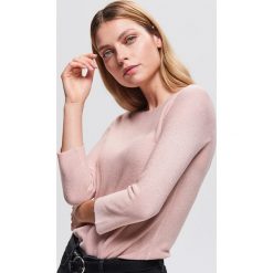 Sweter z błyszczącą nitką - Różowy. Czerwone swetry klasyczne damskie Reserved, m. Za 69,99 zł.