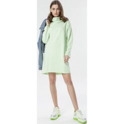 Jasnozielona Sukienka Savageia. Zielone sukienki damskie Born2be, s, bez wzorów, z jeansu, klasyczne, z golfem, bez rękawów, długie. Za 99,99 zł.