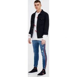 Jeansy skinny fit z lampasami. Białe jeansy damskie marki Pull & Bear. Za 69,90 zł.
