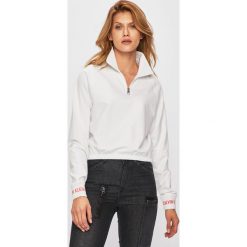 Calvin Klein Jeans - Bluza. Białe bluzy damskie Calvin Klein Jeans, s, bez wzorów, z bawełny, z krótkim rękawem, krótkie, bez kaptura. Za 429,90 zł.