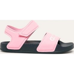 Adidas - Sandały dziecięce Adilette. Różowe sandały dziewczęce Adidas, z gumy, bez zapięcia. W wyprzedaży za 99,90 zł.