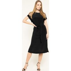 Sukienka koktajlowa Escada Sport Dymala 5031890. Czarne sukienki damskie Escada Sport, bez wzorów, z poliesteru, sportowe, bez kołnierzyka, bez rękawów, sportowe. W wyprzedaży za 1049,00 zł.