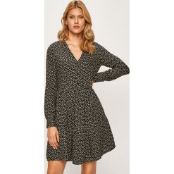 Vero Moda - Sukienka. Czarne sukienki damskie Vero Moda, na co dzień, s, bez wzorów, z wiskozy, casualowe, bez kołnierzyka, z długim rękawem, długie, mini, proste. W wyprzedaży za 89,90 zł.