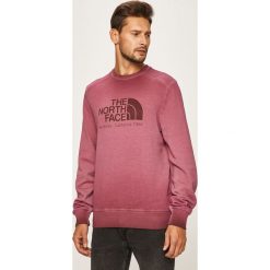 The North Face - Bluza. Czerwone bluzy męskie The North Face, xl, z nadrukiem, z bawełny, z okrągłym kołnierzem, bez rękawów, bez kaptura. W wyprzedaży za 279,90 zł.