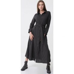 Czarna Sukienka Modesto. Czarne sukienki damskie Born2be, s, bez wzorów, z tkaniny, eleganckie, z koszulowym kołnierzykiem, z długim rękawem, długie, maxi, koszulowe. Za 99,99 zł.