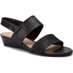Sandały CLARKS - Sense Lily 261394404 Black Combi. Czarne klapki damskie Clarks, bez wzorów, ze skóry, bez obcasa, na obcasie. W wyprzedaży za 229,00 zł.