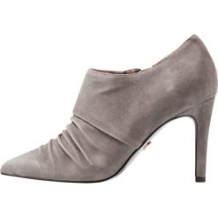 Tamaris Heart & Sole Botki na obcasie graphite. Szare botki damskie marki Tamaris Heart & Sole, ze skóry, klasyczne, na obcasie. Za 349,00 zł.