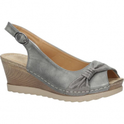 Szare sandały z kokardą na koturnie peep toe z odkrytymi palcami i piętą ze skórzaną wkładką Casu W18X2/G. Szare sandały damskie Casu, bez wzorów, z otwartym noskiem, bez obcasa, na koturnie, bez zapięcia. Za 69,99 zł.