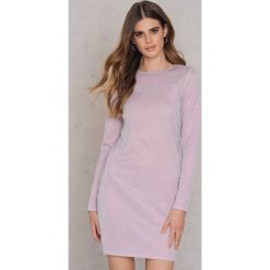 NA-KD Party Brokatowa sukienka z okrągłym dekoltem - Pink. Różowe sukienki damskie NA-KD Party, na co dzień, bez wzorów, z poliesteru, z okrągłym kołnierzem, bez rękawów, mini, proste. W wyprzedaży za 60,97 zł.