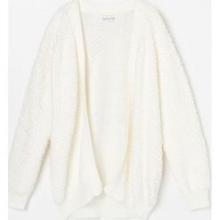 Kardigan z dzianiny typu boucle - Kremowy. Białe swetry damskie Reserved, bez wzorów, z dzianiny, bez rękawów, bez kaptura. Za 45,99 zł.