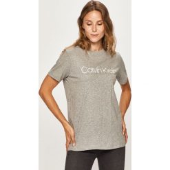 Calvin Klein - T-shirt. Szare bluzki damskie Calvin Klein, s, z nadrukiem, z bawełny, z okrągłym kołnierzem, z krótkim rękawem. W wyprzedaży za 119,90 zł.