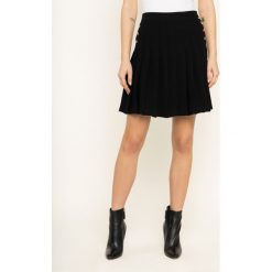 Spódnica plisowana Guess W01D85 W96R0. Czarne spódniczki damskie Guess, s, z aplikacjami, z poliesteru, mini. W wyprzedaży za 299,00 zł.