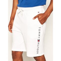 Szorty sportowe TOMMY HILFIGER UM0UM01204. Białe spodenki sportowe męskie TOMMY HILFIGER, m, bez wzorów, z bawełny, sportowe. Za 229,00 zł.
