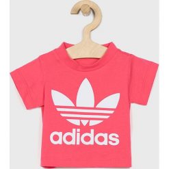 Adidas Originals - T-shirt dziecięcy 62-104 cm. Różowe bluzki dziewczęce adidas Originals, z nadrukiem, z bawełny, z okrągłym kołnierzem, z krótkim rękawem, krótkie, bez kaptura. W wyprzedaży za 49,90 zł.