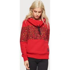 Wzorzysta bluza z kołnierzem - Czerwony. Czerwone bluzy damskie Cropp, l. W wyprzedaży za 49,99 zł.