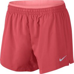 Spodenki Nike Elevate 5 Inch Track Shorts W Ciemny-Róż. Różowe spodenki sportowe damskie Nike, bez wzorów, sportowe, do biegania, dri-fit (nike). Za 94,99 zł.