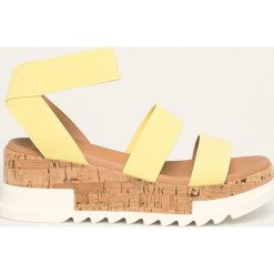 Steve Madden - Sandały Bandi. Brązowe klapki damskie Steve Madden, bez wzorów, z gumy, bez obcasa, na obcasie. W wyprzedaży za 299,90 zł.