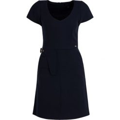Sukienka codzienna Armani Exchange 6GYA20 YN40Z 1593. Niebieskie sukienki damskie Armani Exchange, na co dzień, bez wzorów, z poliesteru, bez kołnierzyka, bez rękawów, proste. W wyprzedaży za 439,00 zł.