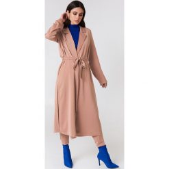 NA-KD Błyszczący trencz - Beige,Nude. Brązowe płaszcze damskie NA-KD, bez wzorów, z elastanu, klasyczne. Za 242,95 zł.