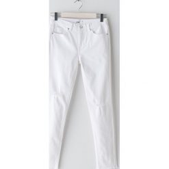 Jeansy skinny z przetarciami - Biały. Białe jeansy damskie Sinsay. W wyprzedaży za 49,99 zł.