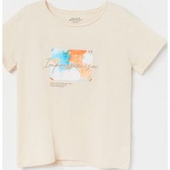Bawełniany t-shirt z nadrukiem - Beżowy. Brązowe t-shirty damskie Reserved, z nadrukiem, z bawełny, bez kołnierzyka. W wyprzedaży za 15,99 zł.