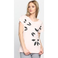 Bluzki damskie: Różowy T-shirt Daughters