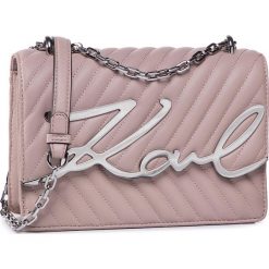 Torebka KARL LAGERFELD - 201W3107 Powder Pink. Różowe torebki klasyczne damskie KARL LAGERFELD, bez wzorów, ze skóry, wizytowe, bez dodatków. W wyprzedaży za 1189,00 zł.