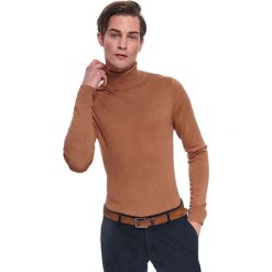 Camelowy sweter z cienkiej dzianiny. Brązowe swetry męskie Top Secret, na zimę, xl, bez wzorów, z dzianiny, klasyczne, z golfem, bez kaptura. W wyprzedaży za 99,99 zł.