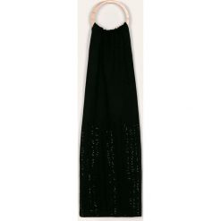 Guess Jeans - Szalik. Czarne szaliki damskie Guess Jeans, z aplikacjami, z poliesteru. W wyprzedaży za 119,90 zł.