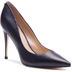 Szpilki GUESS - Okley6 FL7OK6 LEA08 BLACK. Czarne półbuty damskie Guess, z aplikacjami, ze skóry ekologicznej, eleganckie, bez obcasa, na obcasie, bez zapięcia. W wyprzedaży za 519,00 zł.