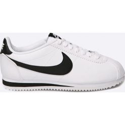 Nike Sportswear - Buty Classic Cortez. Białe buty sportowe damskie marki Nike Sportswear, bez wzorów, ze skóry ekologicznej, sportowe. W wyprzedaży za 319,90 zł.