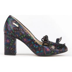 Czółenka z frędzlami - skóra naturalna - model 043 - motyw aztecki. Szare czółenka damskie Zapato, na co dzień, bez wzorów, z jeansu, z okrągłym noskiem, bez obcasa, na obcasie. Za 319,00 zł.