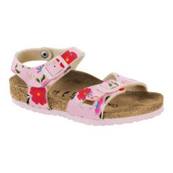 Sandały w kolorze jasnoróżowym ze wzorem. Różowe sandały dziewczęce Birkenstock, z materiału, z otwartym noskiem, ze sprzączką. W wyprzedaży za 179,95 zł.