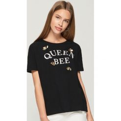 T-shirt z aplikacją - Czarny. Czarne t-shirty damskie Sinsay, l, z aplikacjami. W wyprzedaży za 24,99 zł.