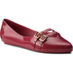 Baleriny ZAXY - Chic I Fem 82533 Burgund 01681 BB285018 02064. Czerwone baleriny damskie Zaxy, bez wzorów, z tworzywa sztucznego, klasyczne, bez obcasa, na płaskiej podeszwie. W wyprzedaży za 149,00 zł.