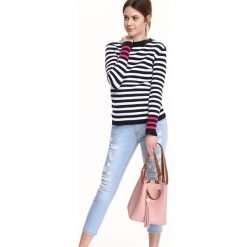 SWETER DAMSKI W PASKI, DOPASOWANY. Szare swetry klasyczne damskie marki Top Secret, na jesień, z dzianiny. Za 44,99 zł.