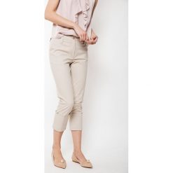 Spodnie w kolorze beżowym. Brązowe spodnie damskie Deni Cler, z denimu, z podwyższonym stanem. W wyprzedaży za 339,95 zł.