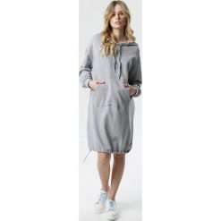 Szara Sukienka Cally. Szare sukienki damskie Born2be, s, bez wzorów, z dzianiny, z kapturem, z długim rękawem, długie, midi, oversize. Za 129,99 zł.