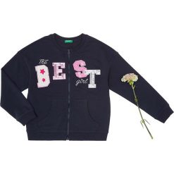 Bluza w kolorze granatowym ze wzorem. Niebieskie bluzy niemowlęce Benetton Kids, z aplikacjami, bez rękawów, bez kaptura. W wyprzedaży za 75,95 zł.