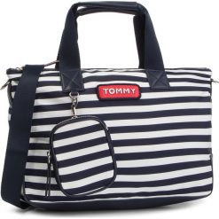 Torebka TOMMY HILFIGER - Varsity Nylon Stripe Small Tote AW0AW06245 902. Niebieskie torebki klasyczne damskie TOMMY HILFIGER, bez wzorów, ze skóry ekologicznej, klasyczne, bez dodatków. W wyprzedaży za 269,00 zł.