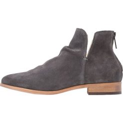 Shoe The Bear SOHO Botki dark grey. Szare botki męskie marki Shoe The Bear, z materiału. W wyprzedaży za 468,30 zł.