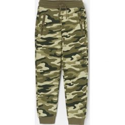 Joggery moro - Khaki. Brązowe spodnie męskie Reserved, moro. Za 59,99 zł.