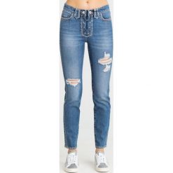 JEANSY 1981 LACE UP SKINNY FIT Guess. Niebieskie jeansy damskie Guess, z haftami, z elastanu, z podwyższonym stanem. Za 339,50 zł.